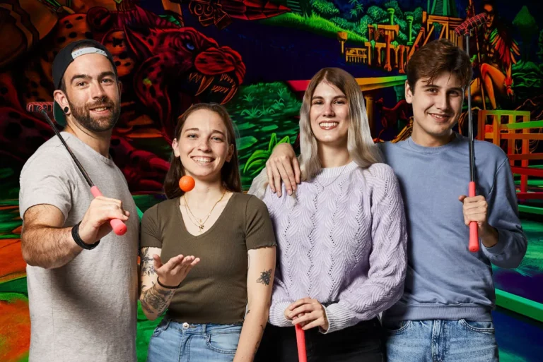 Gruppe vor Schwarzlicht-Dekoration mit Dinosaurier-Motiv