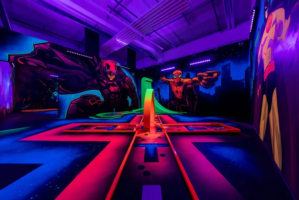 Schwarzlicht Minigolf mit Roboter- und Alienmotiven