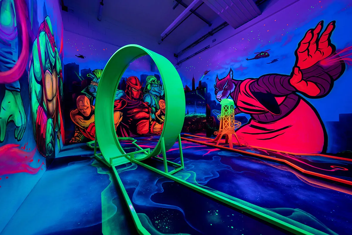 Gruener Ring als Hindernis im Schwarzlicht Minigolfbereich bei der Turtles Bahn