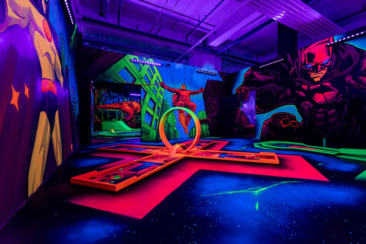 Ringhindernis mit Raumstation-Hintergrund beim Schwarzlicht Minigolf