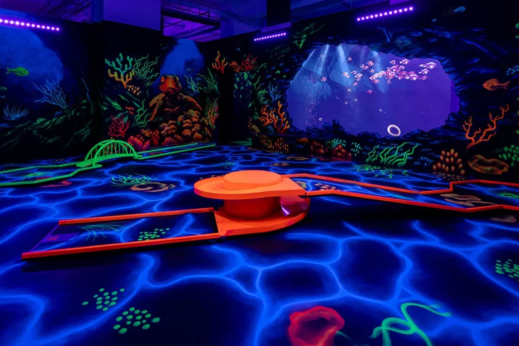Schwarzlicht Minigolf mit Wasserplaneten-Kulisse