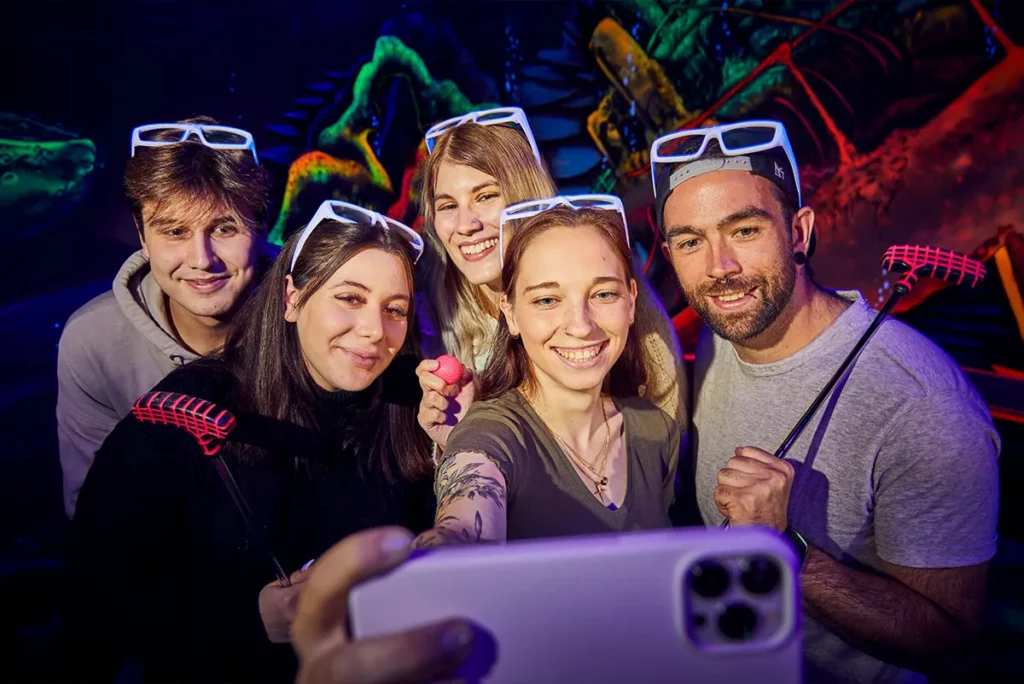 Selfie einer Gruppe bei Schwarzlicht Minigolf