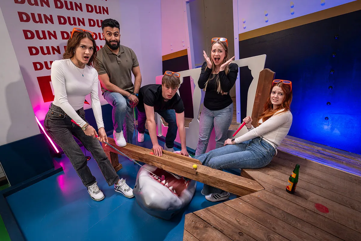 Gruppe spielt Spassspiel mit Hai und Wippe Hollywood Golf