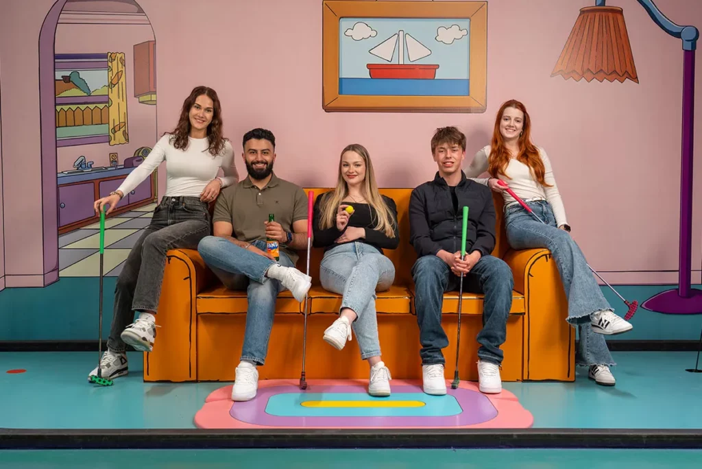 hollywood golf bahn simpsons couch mit freunden darauf