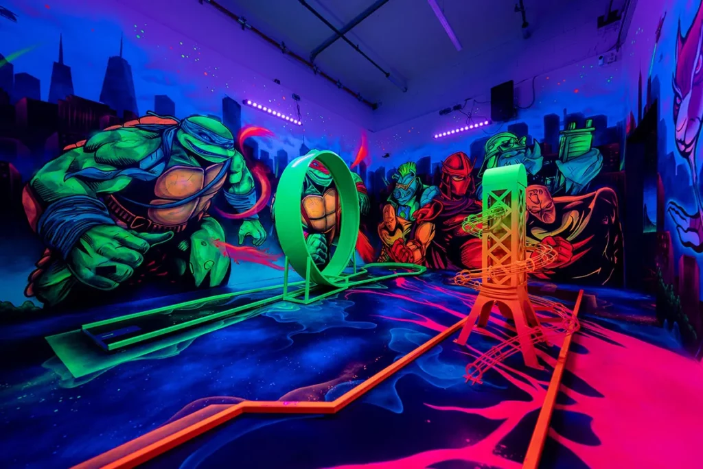 Schwarzlicht Minigolfbahn mit Looping und Comic-Figuren