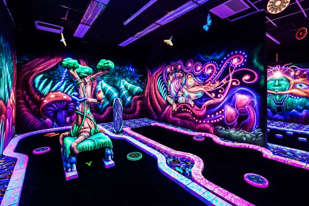 Wandbild mit Drachen hinter Schwarzlicht Minigolfbahn