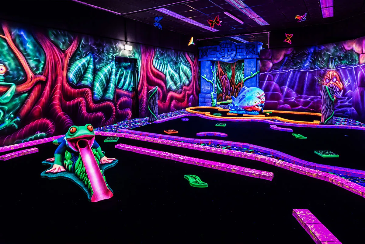 Wandmalerei mit Pflanzen im Schwarzlicht Minigolf Parcours