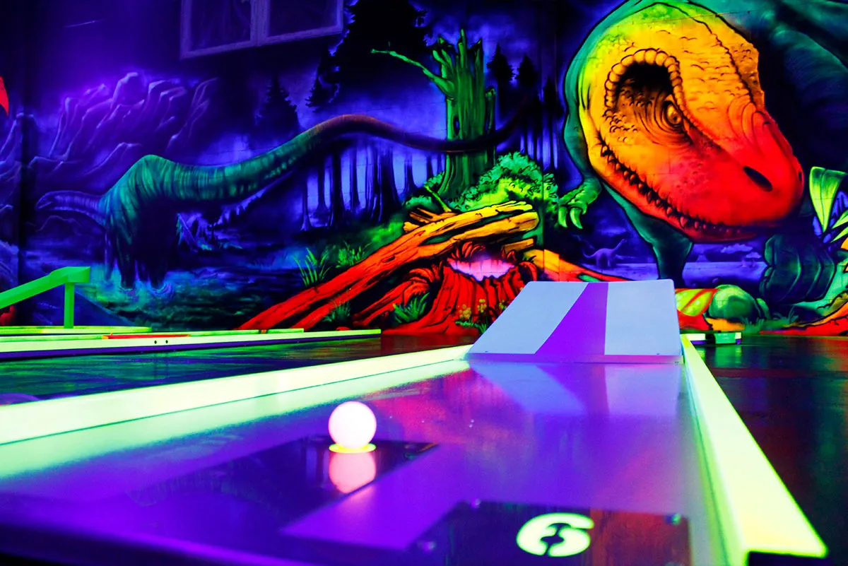Schwarzlicht Minigolf Bahn Dino Design