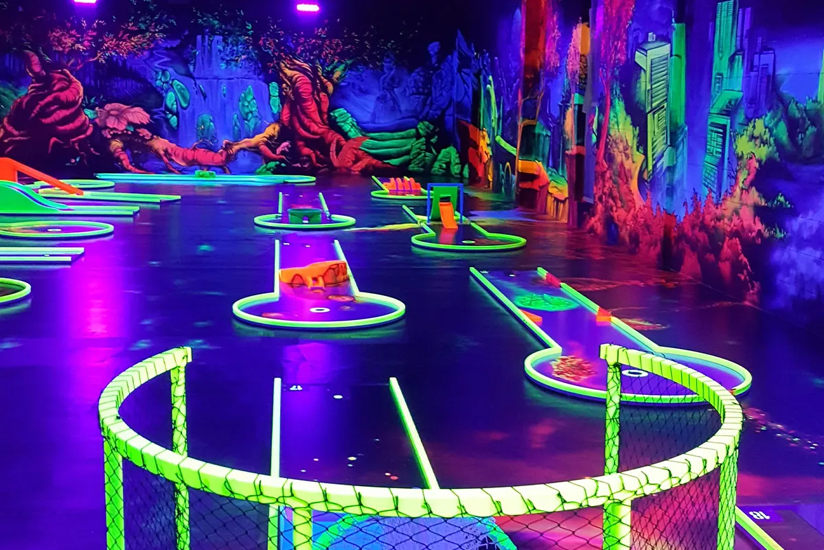 Schwarzlicht Minigolfbahnen mit Lavaboden und Pflanzenkulisse