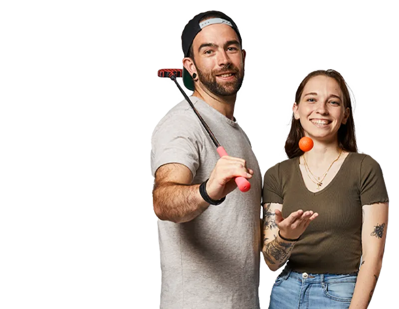 Mann und Frau mit Minigolfschlaeger vor hellem Hintergrund