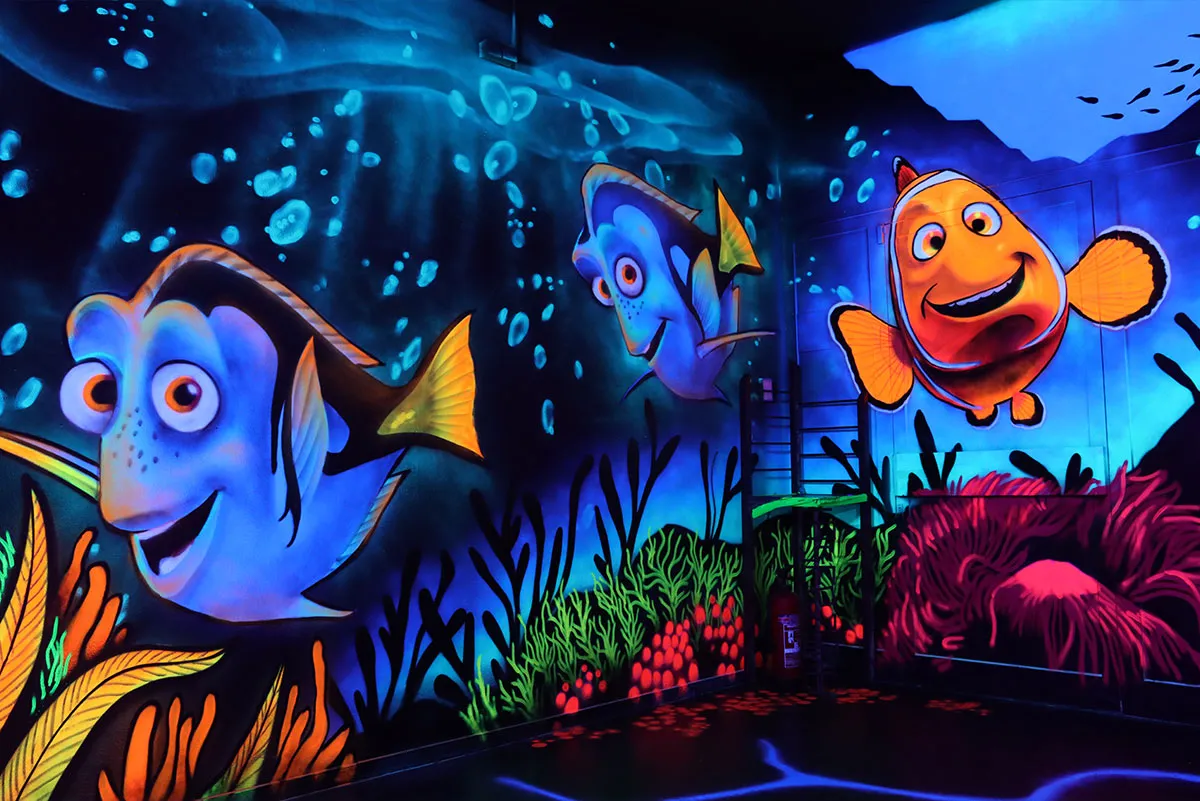 Fische Design in der unterwasser welt der golfzone Schwarzlicht minigolf