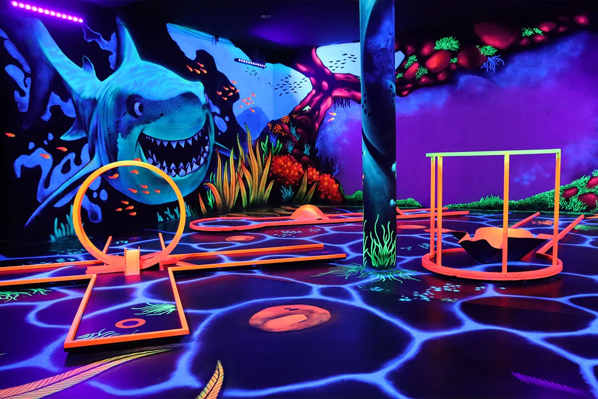 Unterwasser Design Schwarzlicht Minigolf mit Looping Bahnen