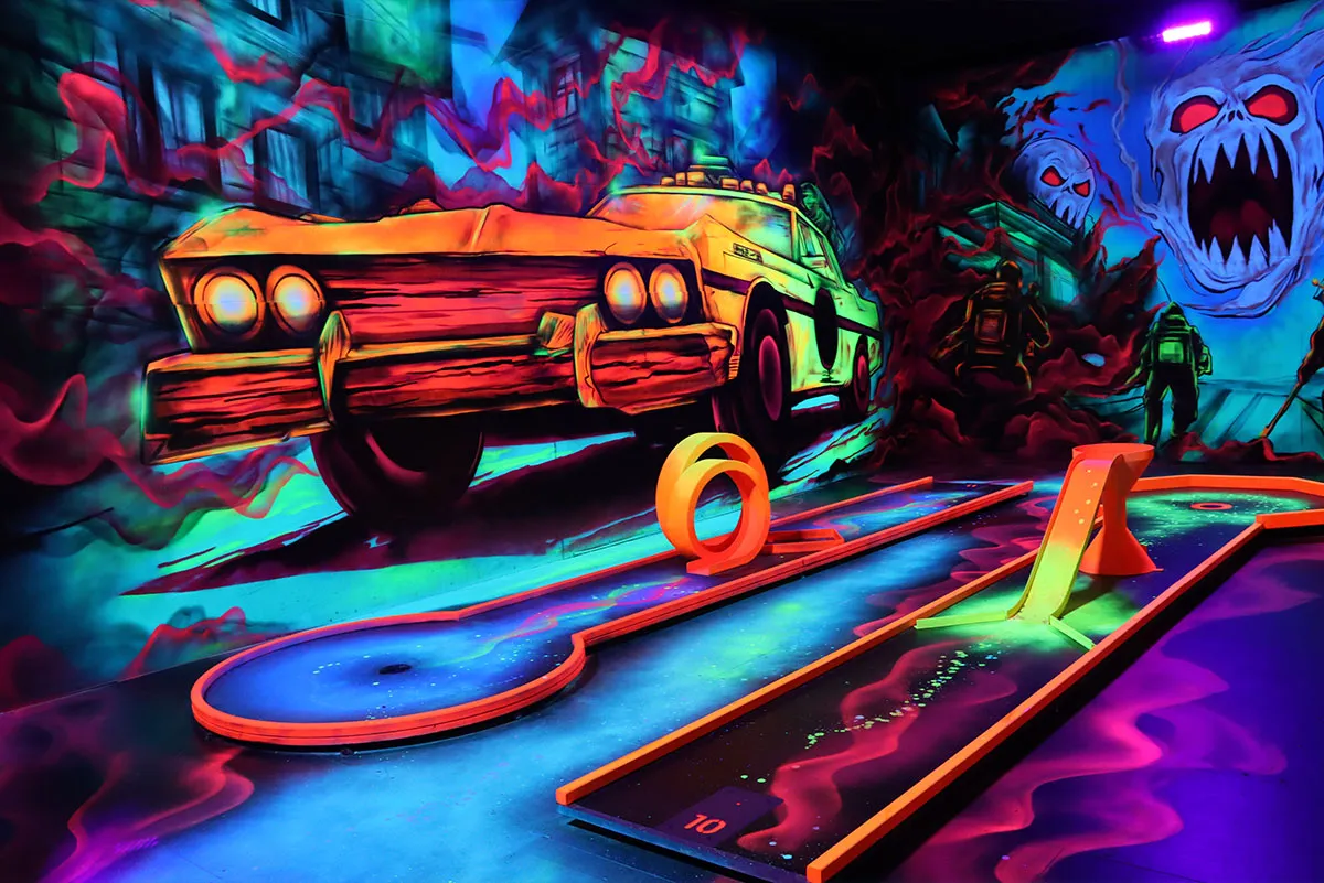 Leuchtender Oldtimer im Schwarzlicht-Parcours