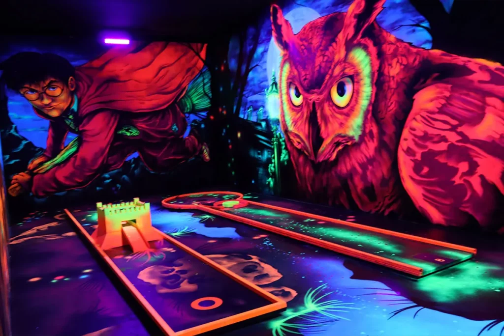 Zauber Bahn Schwarzlicht Minigolf Design