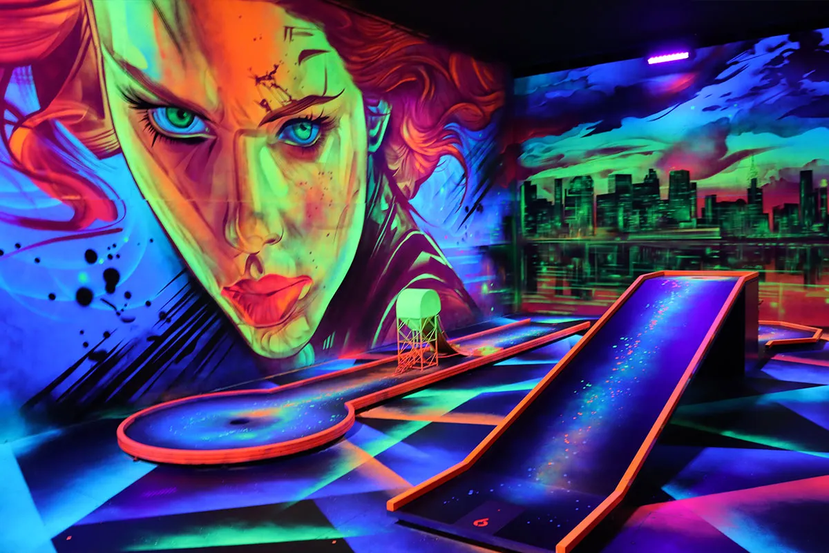 Superhelden Schwarzlicht Minigolf Bahn