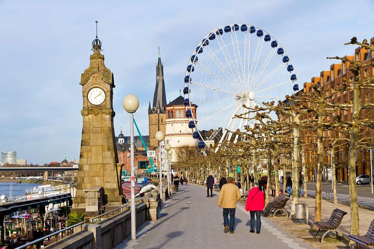Strassenszene mit Riesenrad und Altbauten in Duesseldorf