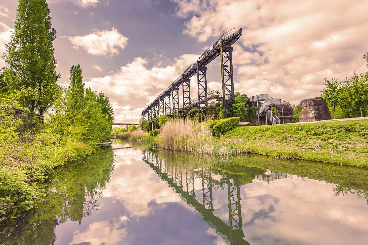Industriekulisse mit Wasserlauf bei Tageslicht