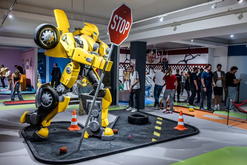 Transformers-Statue in Parkgarage minigolf bahn