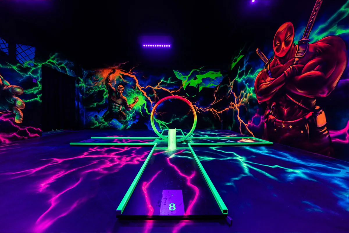 UV-Bahn mit Looping-Ring im Vordergrund