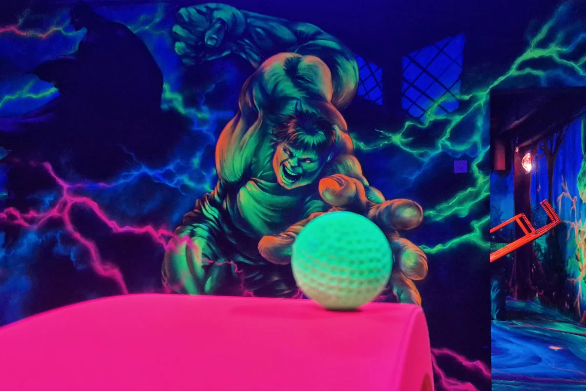 Hulk Wand Design Schwarzlicht Minigolf
