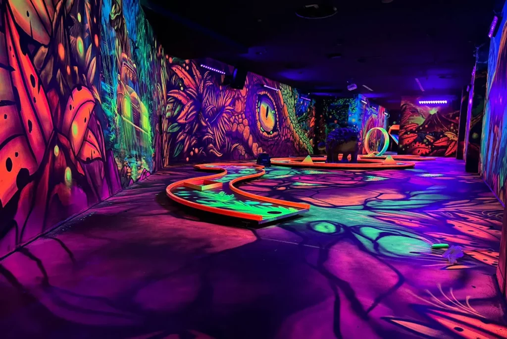 Dinowelt schwarzlicht minigolf bahn motive
