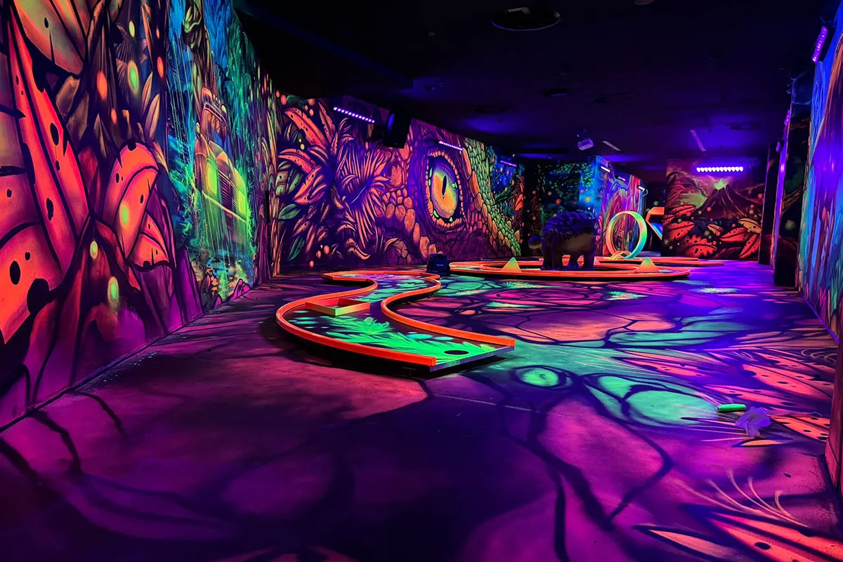 Dinowelt schwarzlicht minigolf bahn motive