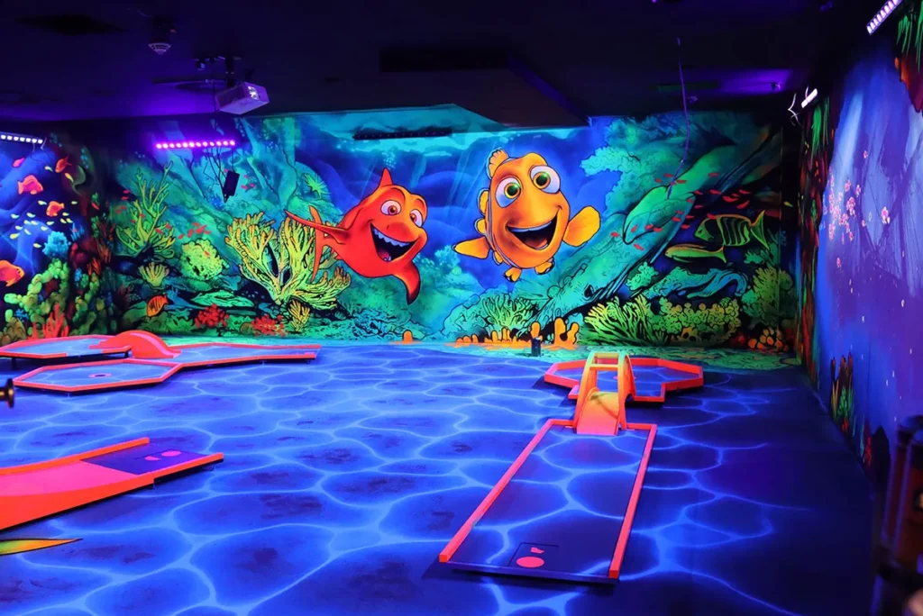 Unter Wasser Welt schwarzlicht minigolf mit fischen an der Wand