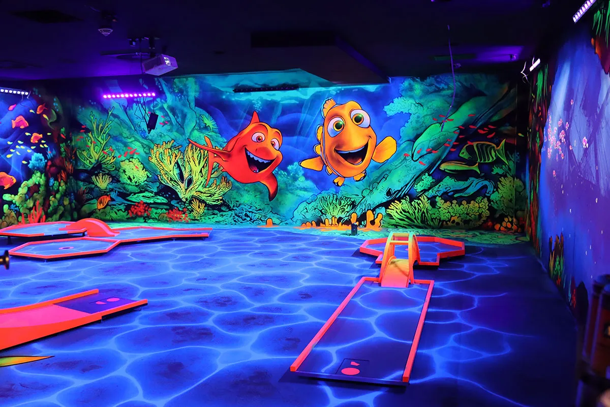 Unter Wasser Welt schwarzlicht minigolf mit fischen an der Wand