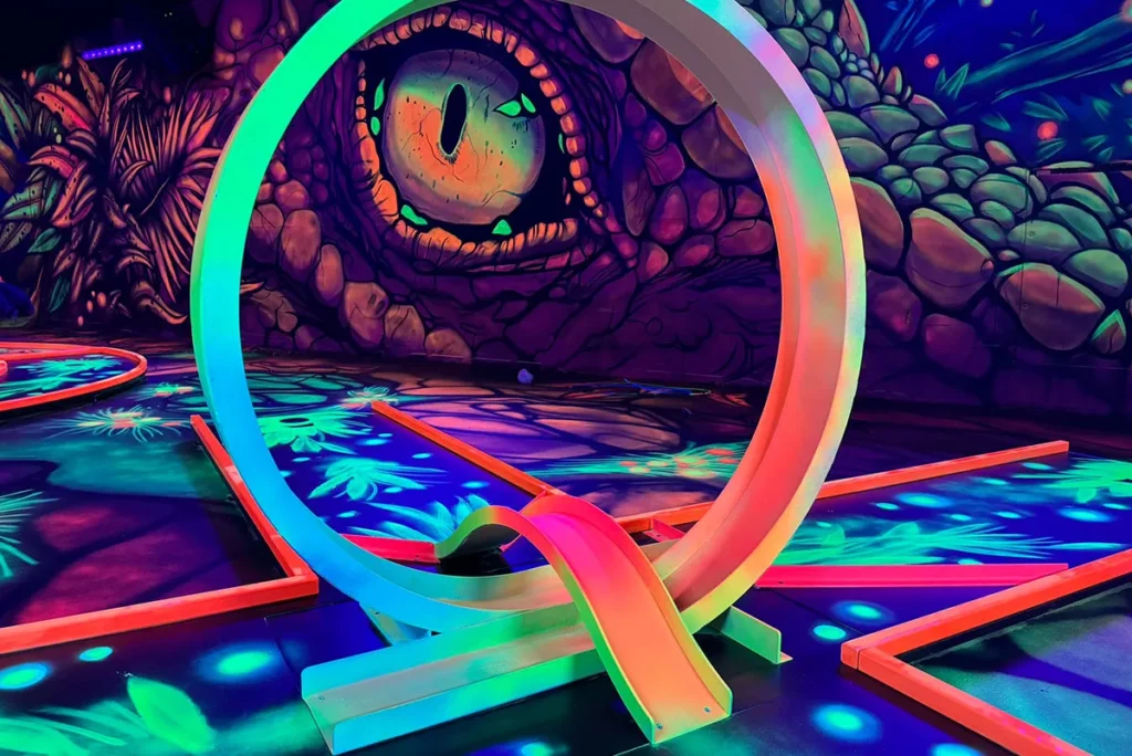 Dinowelt schwarzlicht minigolf mit Looping