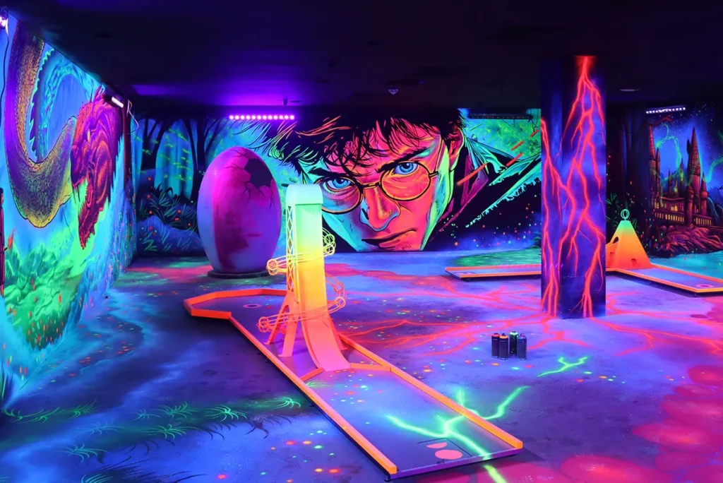 GolfZone Schwarzlicht Minigolf Bahn Zauberei Motiv