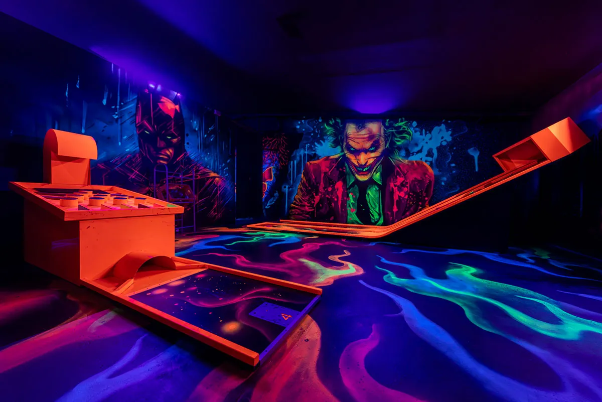 Comicfiguren an leuchtender Minigolfbahn