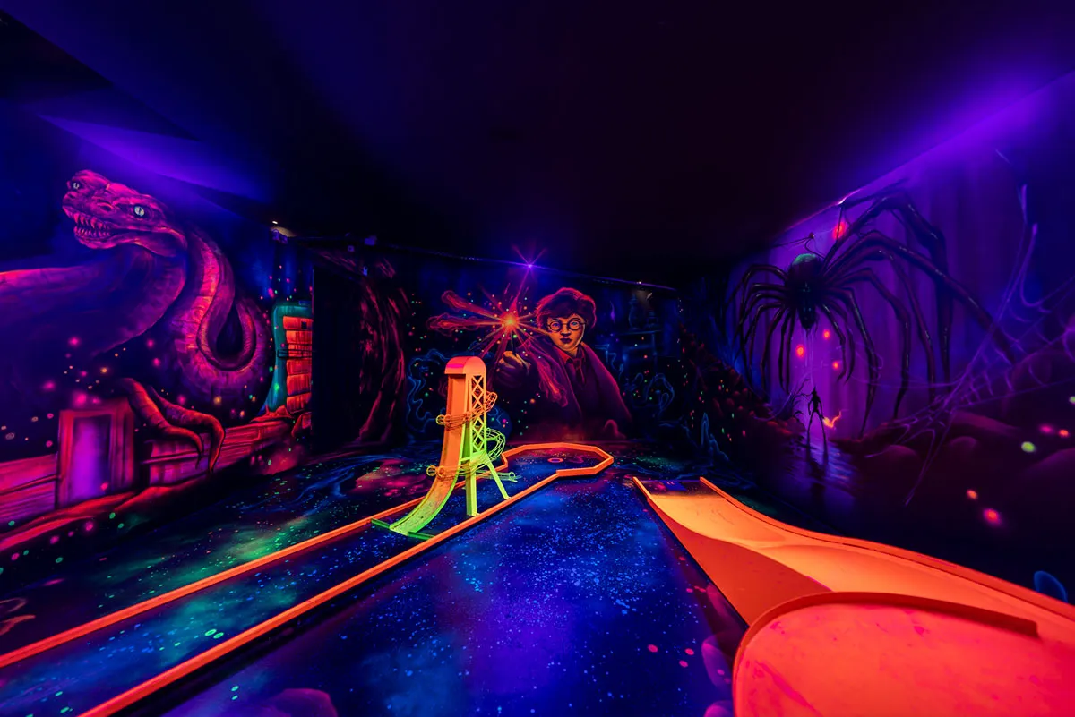 Schwarzlicht-Minigolfbahn Zauberei motive