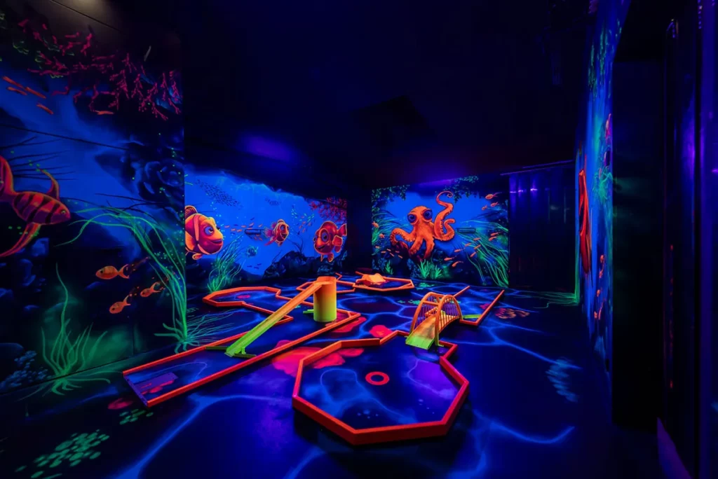 Golfzone Schwarzlicht minigolf Bahn mit Unterwassermotiven und Fischen