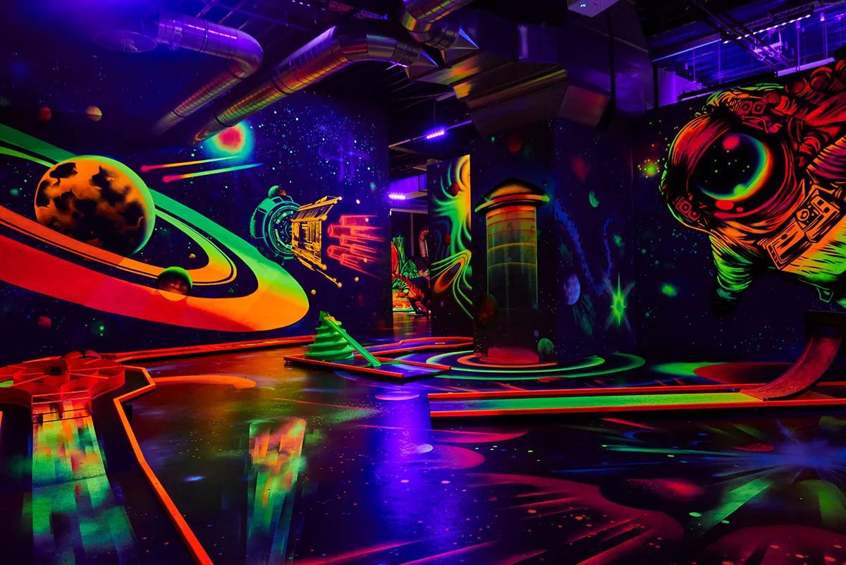 Schwarzlicht Minigolf Bahn mit Weltraum Wanddesign