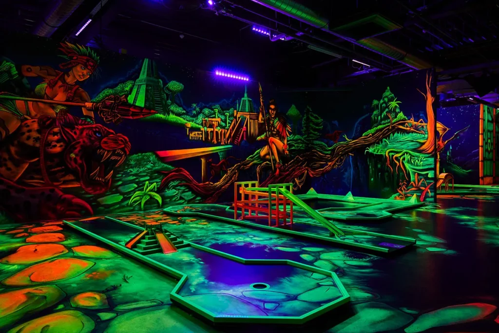 Mainz | Schwarzlicht Minigolf Bahn mit dschungel Wanddesign