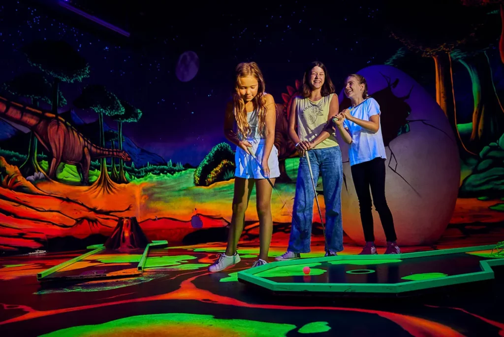 kinder spielen schwarzlicht minigolf