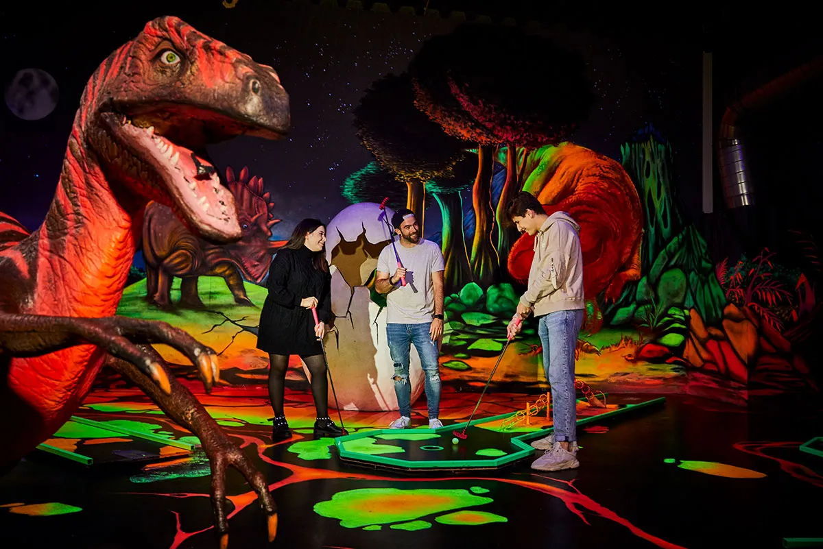 Drei Freunde beim Schwarzlicht Minigolf
